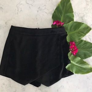 Black skort